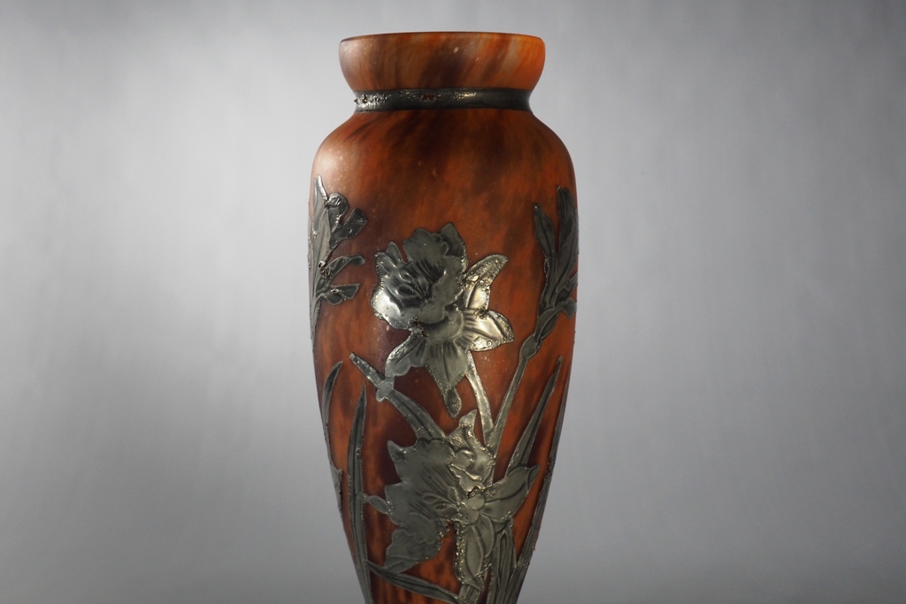 Vase verre décor étain