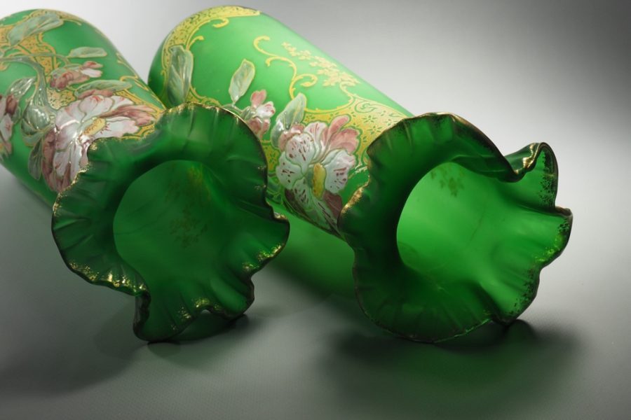 Paire de vases "Emeraude et fleurs"