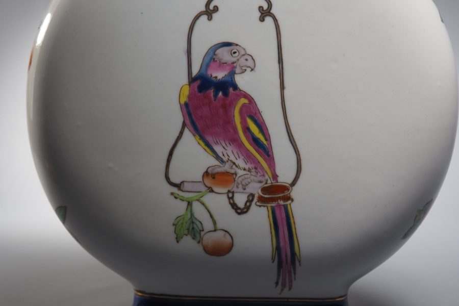 Ваза с попугаем по рисунку Корнелиса Пронка