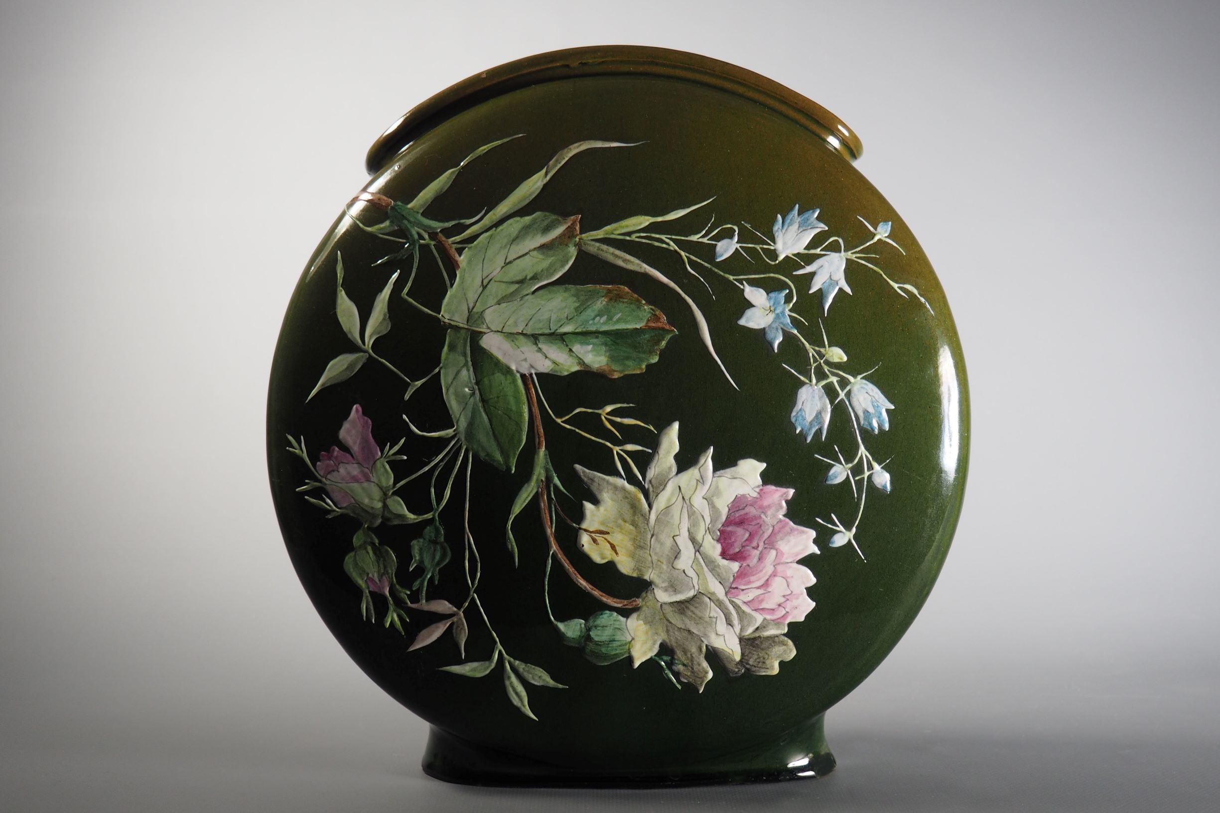 Vase en Faïence polychrome émaillée.