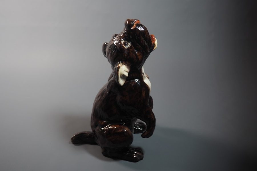 Pichet décoratif en Faïence polychrome émaillée.