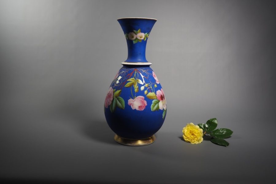 Vase in polychrome and gilded porcelain.