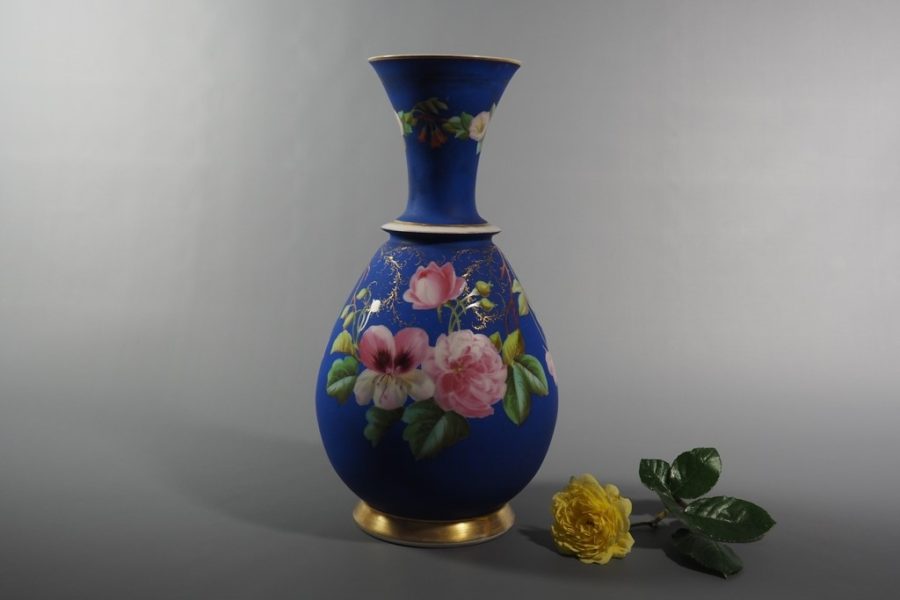 Porcelain vase, France, 19th century.