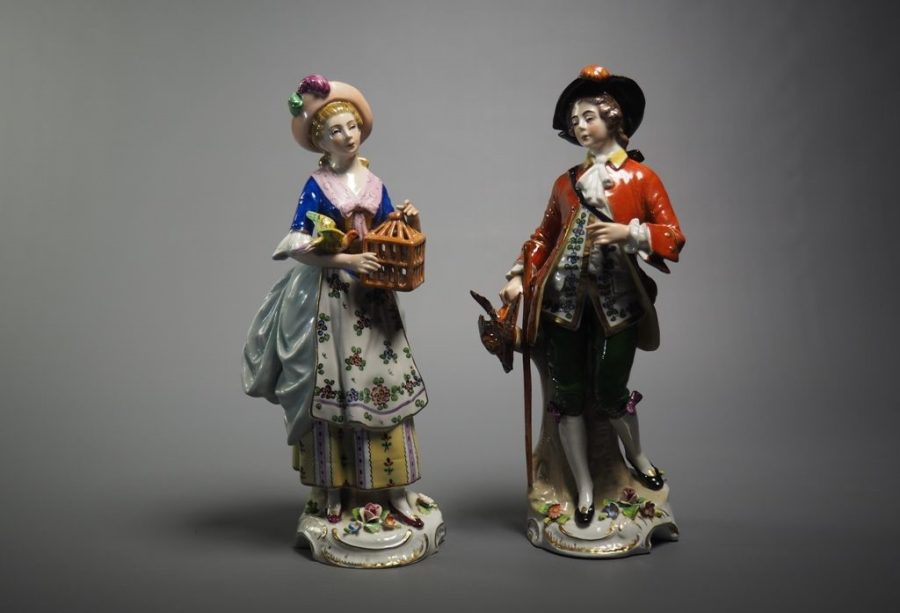 Paire de statuettes en porcelaine polychrome. Allemagne, Sitzendorf,