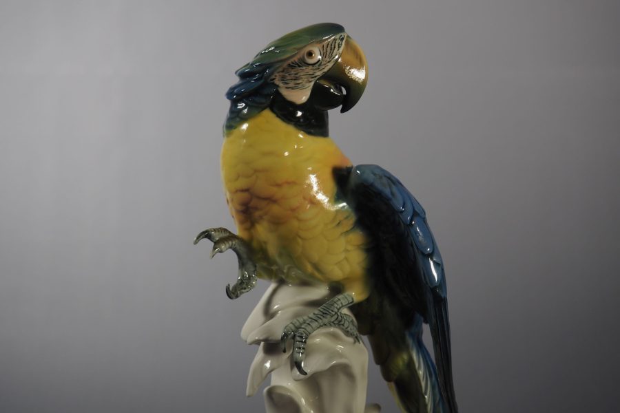 Figurine "Hawaiian bully Karl Ensa" Perroquet en porcelaine