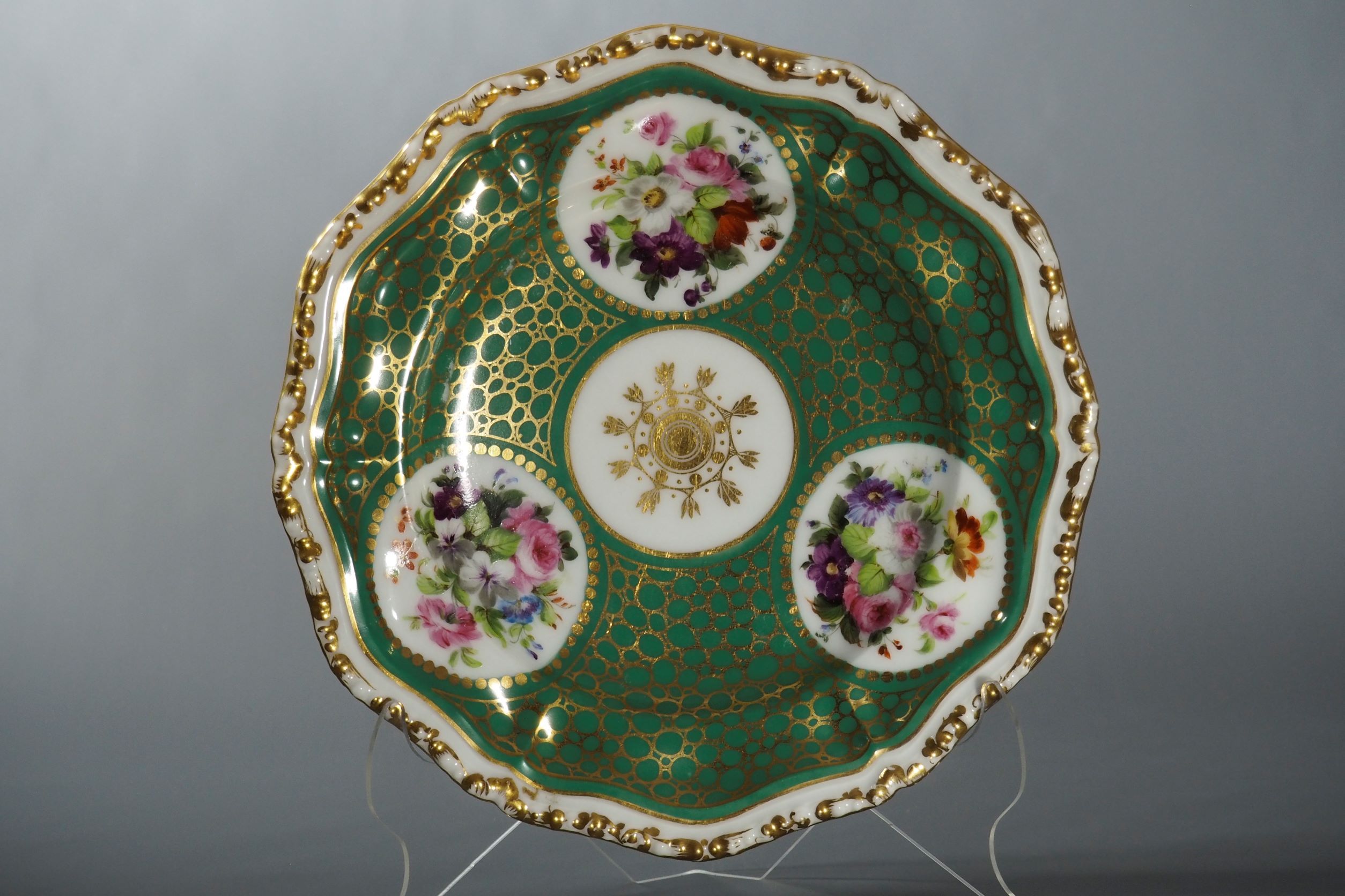Assiette porcelaine, polychrome, et dorée. J. Petit