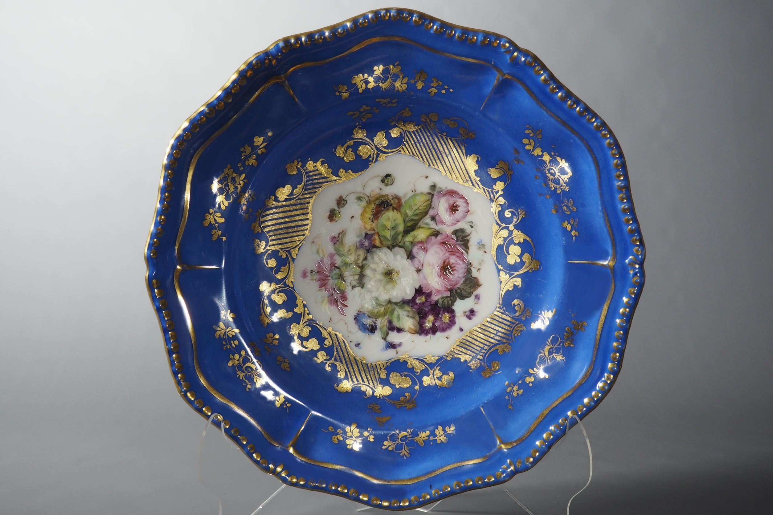 Assiette, porcelaine, polychrome et dorée J. Petit