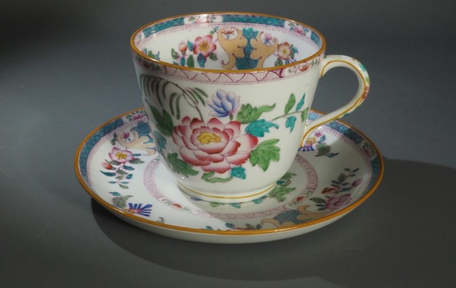 Tasse et sous-tasse en porcelaine polychrome. Décors réalisés à la main. Angleterre, MINTON estampillée de la période 1836 - 1841, numéro individuel.