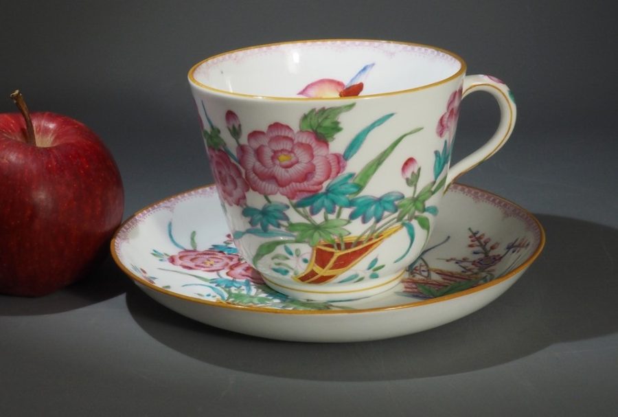 Tasse et sous-tasse Chinoiserie "Lotus et perdrix rouge". Tasse et sous-tasse Minton années 1860-1870