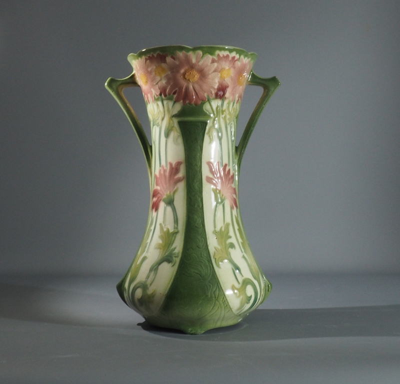 Vase Art-Nouveau "Chrysanthèmes frais" Vase art nouveau en Faïence barbotine France, St. Clément, début du 20ème siècle.