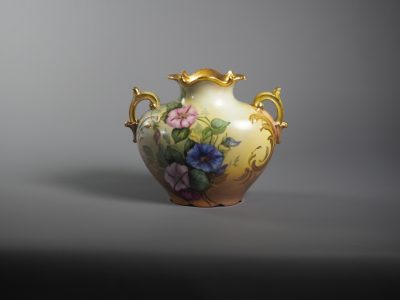 Vase en porcelaine de Limoges, manufacture Jean Pouyat
