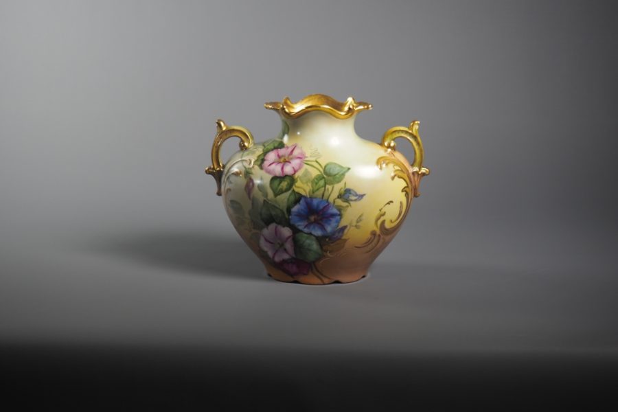 Vase en porcelaine de Limoges, manufacture Jean Pouyat