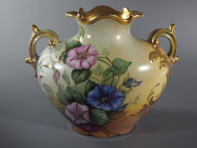 Vase en porcelaine de Limoges, manufacture Jean Pouyat
