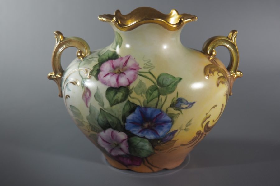 Vase en porcelaine de Limoges, manufacture Jean Pouyat
