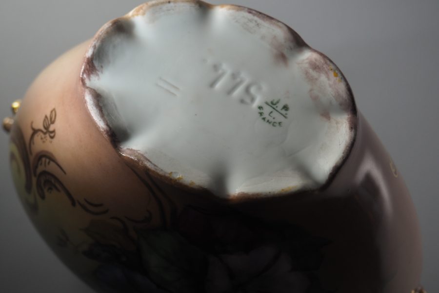 Vase en porcelaine de Limoges, manufacture Jean Pouyat
