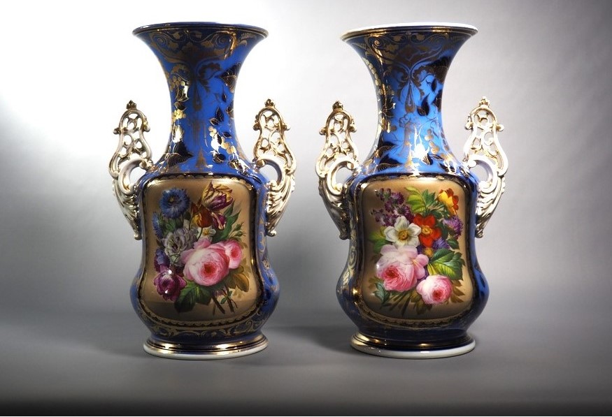 Paire de vases en porcelaine polychrome et dorés. France, Bayeux, XIXe siècle.