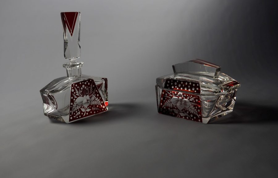 Ensemble de toilette en cristal taillé, gravé et poli. France, époque art déco, années 1930.