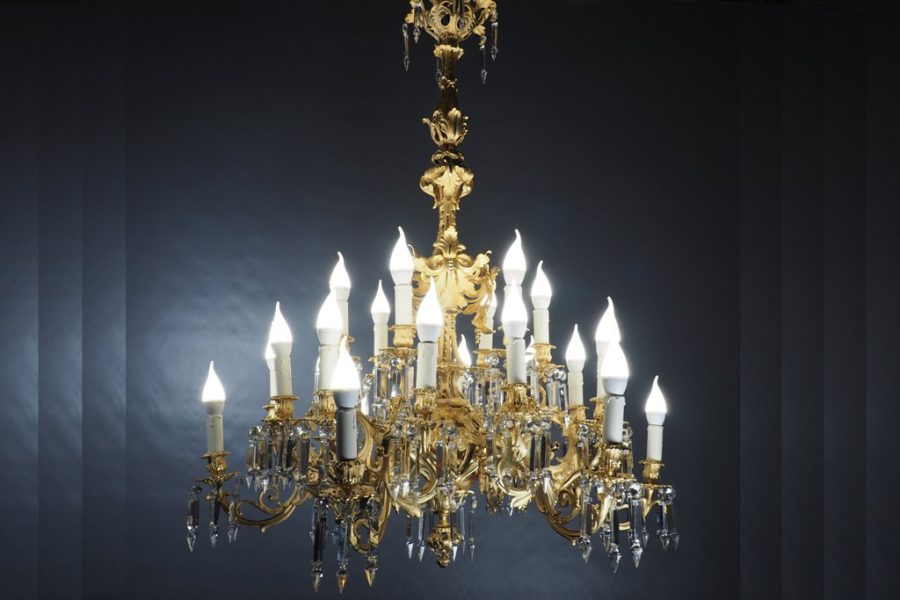 Lustre 24 lumières en bronze doré et cristal.