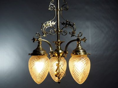 Lustre ancien à trois lumières en bronze et verre taillé