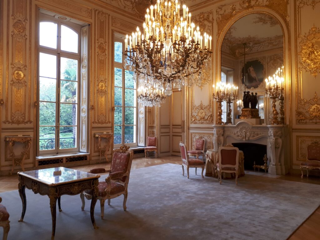 Restauration de lustres anciens. Antik-France effectue la réparation de lustres sur place à l’Assemblée nationale.
