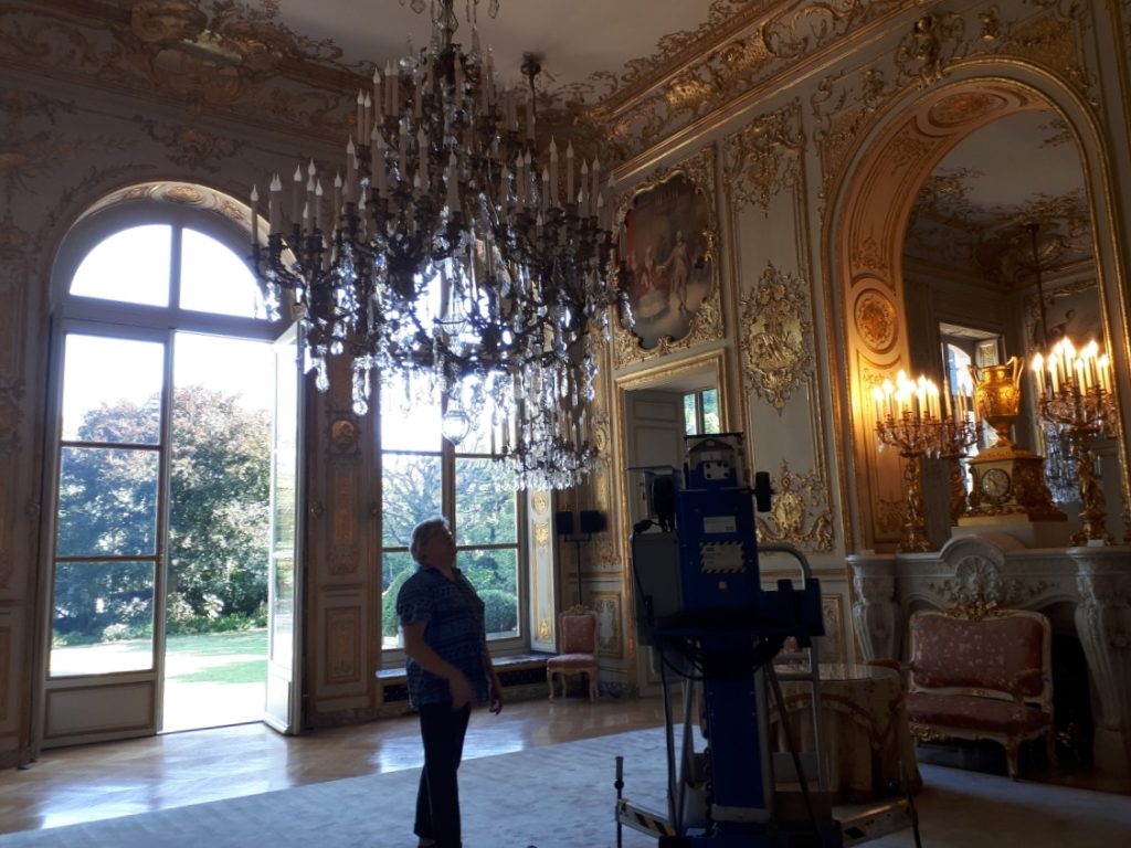 Restauration de lustres anciens. Antik-France effectue la réparation de lustres sur place à l’Assemblée nationale.
