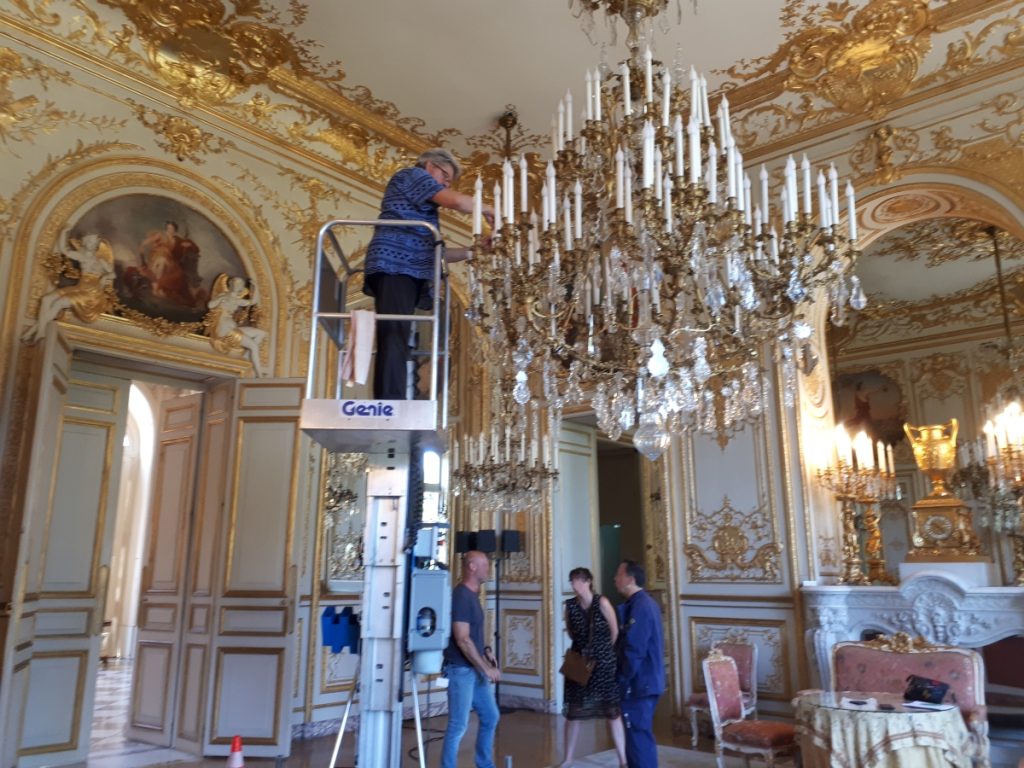 Restauration de lustres anciens. Antik-France effectue la réparation de lustres sur place à l’Assemblée nationale.