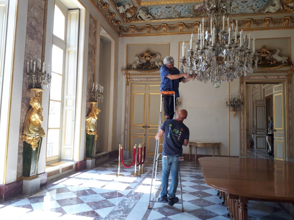 Restauration de lustres anciens. Antik-France effectue la réparation de lustres sur place à l’Assemblée nationale.