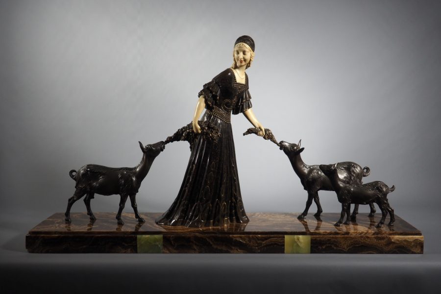 Dimitri Chiparus sculpture chryséléphantine Art déco Femme aux chèvres . Vers 1920