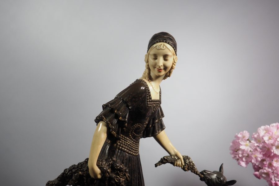 Dimitri Chiparus sculpture chryséléphantine Art déco Femme aux chèvres . Vers 1920 Dimitri Chiparus sculpture chryséléphantine Art déco Femme aux chèvres . Vers 1920