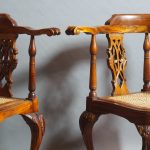 Fauteuils d’angle coloniaux en bois sculpté et cannage XIX-XX