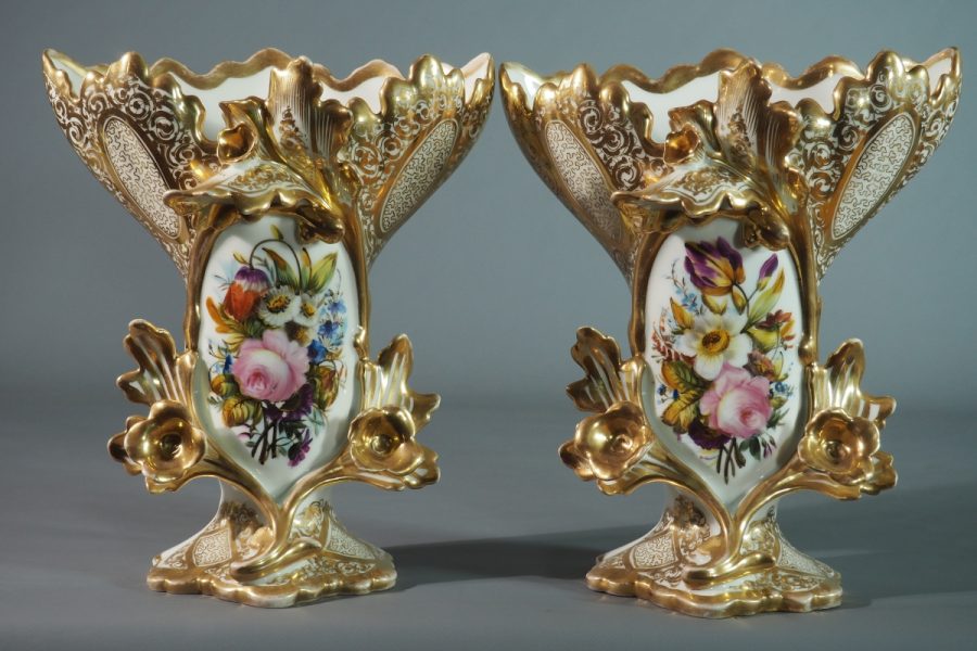 Par de jarrones de porcelana parisina, con decoración floral pintada a mano y detalles dorados, finales del siglo XIX.