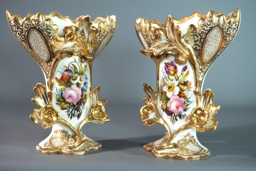 Par de jarrones de porcelana parisina, con decoración floral pintada a mano y detalles dorados, finales del siglo XIX.
