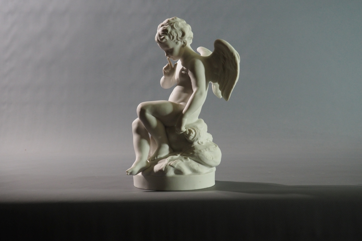 Biscuit de Sèvres 1919 – L’Amour menaçant du doigt d’après Étienne-Maurice Falconet