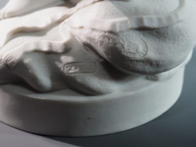 Biscuit de Sèvres 1919 – L’Amour menaçant du doigt d’après Étienne-Maurice Falconet