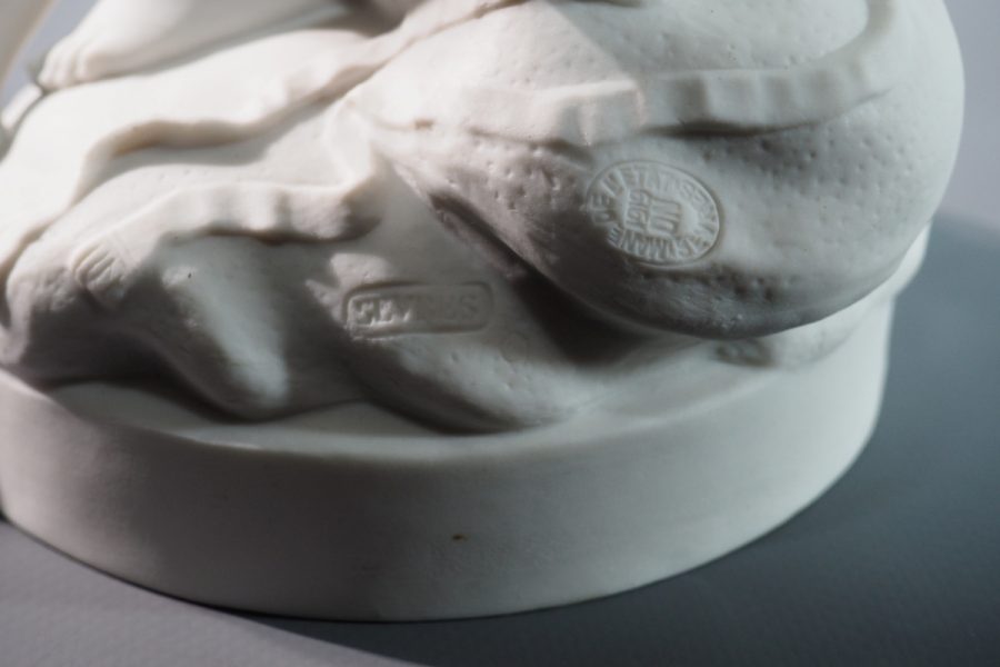 Biscuit de Sèvres 1919 – L’Amour menaçant du doigt d’après Étienne-Maurice Falconet