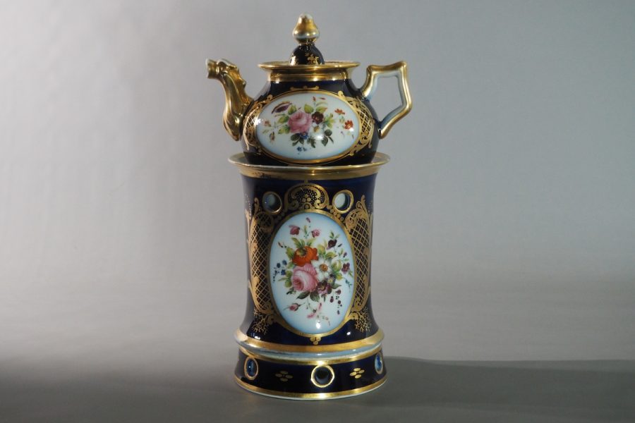 Théière en porcelaine de Paris fin XIXe siècle, décor cobalt et doré, bouquets floraux peints.