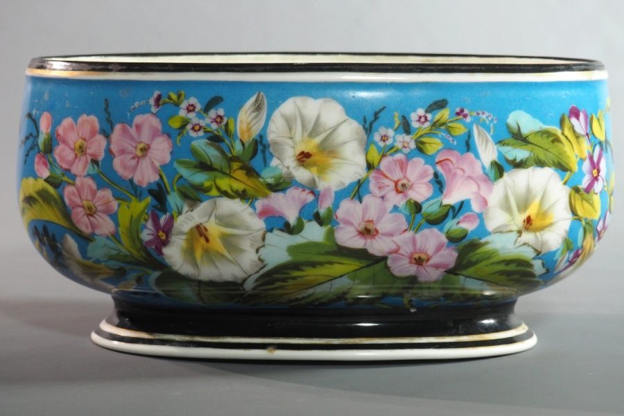 Cache-pot en porcelaine, décor floral polychrome, France, époque Napoléon III, XIXe siècle