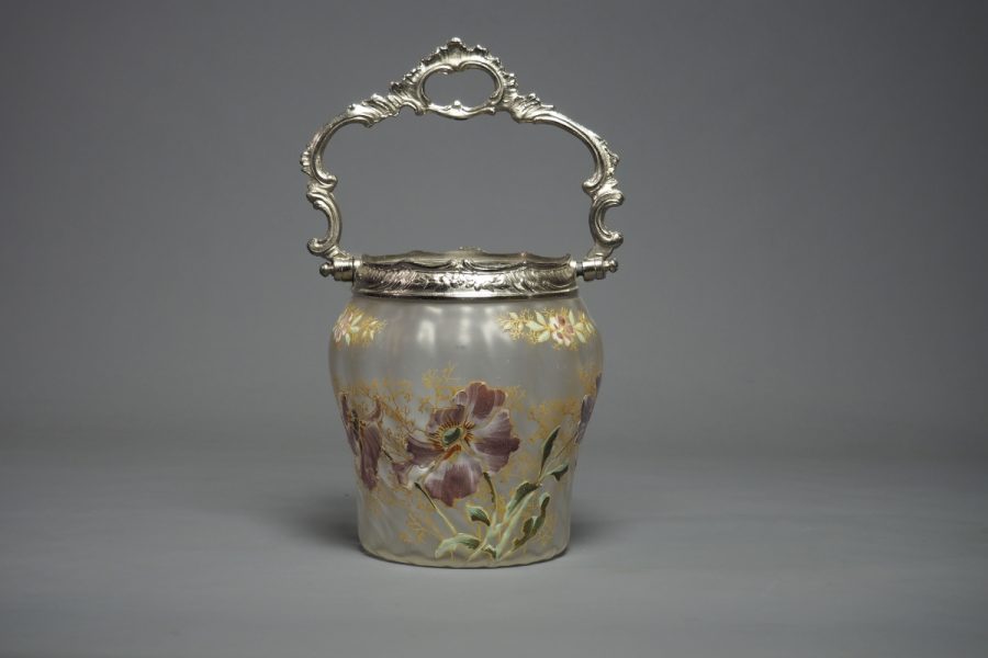 Seau à biscuits en verre mat émaillé avec monture argentée, France, vers 1880–1890