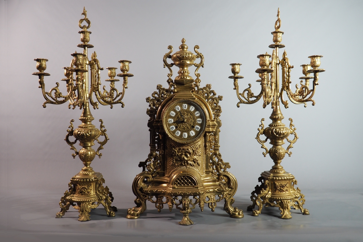 Grande garniture de cheminée - pendule et candélabres de style Néo-Renaissance, XIXe siècle