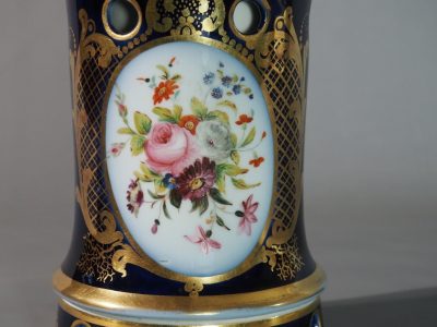 Théière en porcelaine de Paris fin XIXe siècle, décor cobalt et doré, bouquets floraux peints.