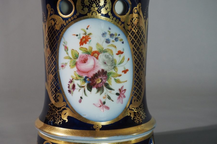Théière en porcelaine de Paris fin XIXe siècle, décor cobalt et doré, bouquets floraux peints.