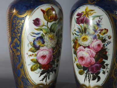 Paire de grandes vases en porcelaine de Paris — décor floral sur fond bleu nuagé, milieu XIXe siècle