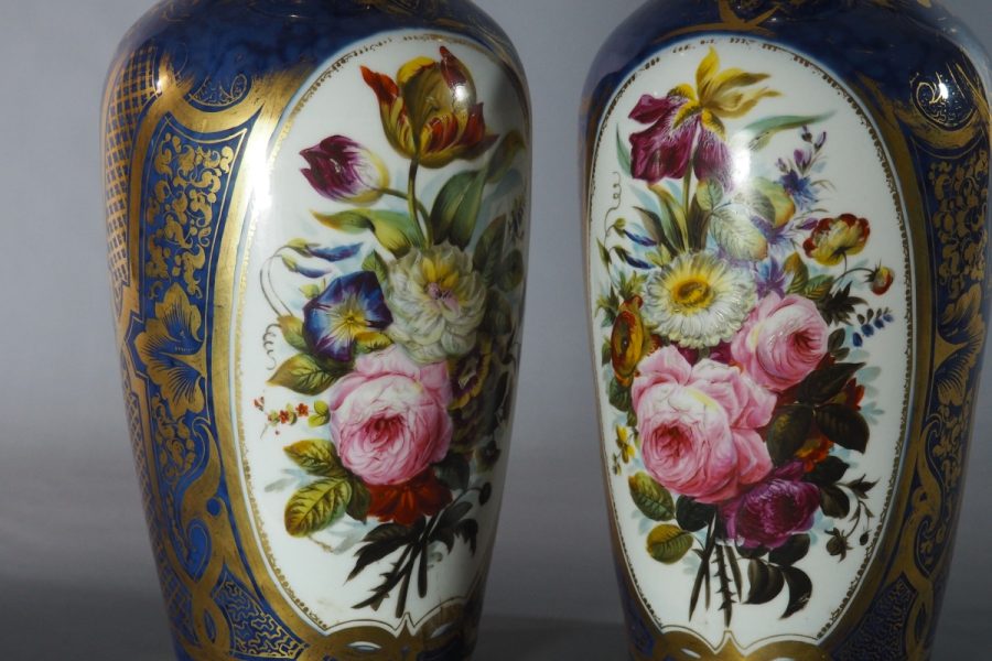 Paire de grandes vases en porcelaine de Paris — décor floral sur fond bleu nuagé, milieu XIXe siècle