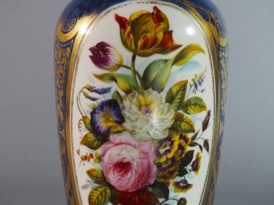 Paire de grandes vases en porcelaine de Paris — décor floral sur fond bleu nuagé, milieu XIXe siècle