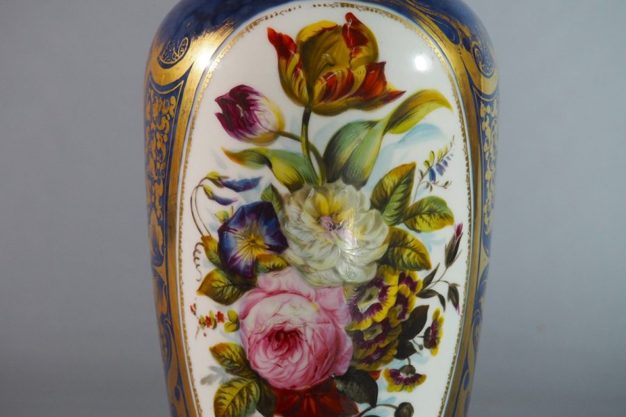 Paire de grandes vases en porcelaine de Paris — décor floral sur fond bleu nuagé, milieu XIXe siècle