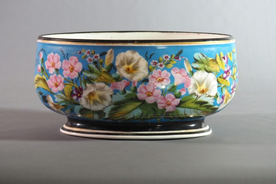 Cache-pot en porcelaine, décor floral polychrome, France, époque Napoléon III, XIXe siècle