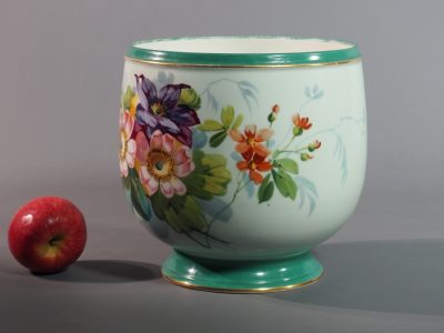 Cache-pot en porcelaine à décor floral, France, époque Napoléon III