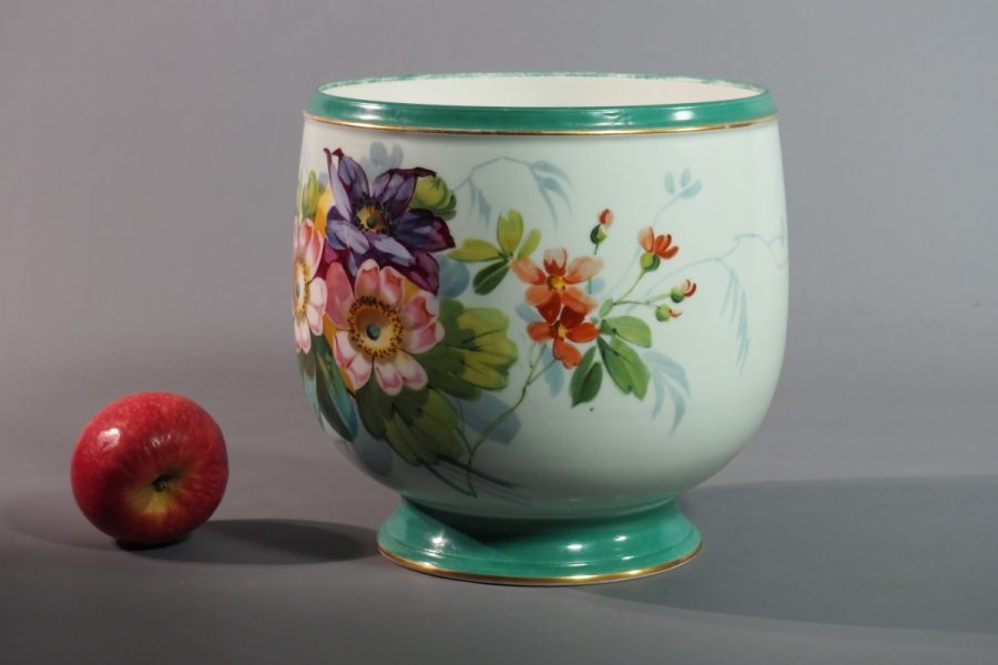 Cache-pot en porcelaine à décor floral, France, époque Napoléon III