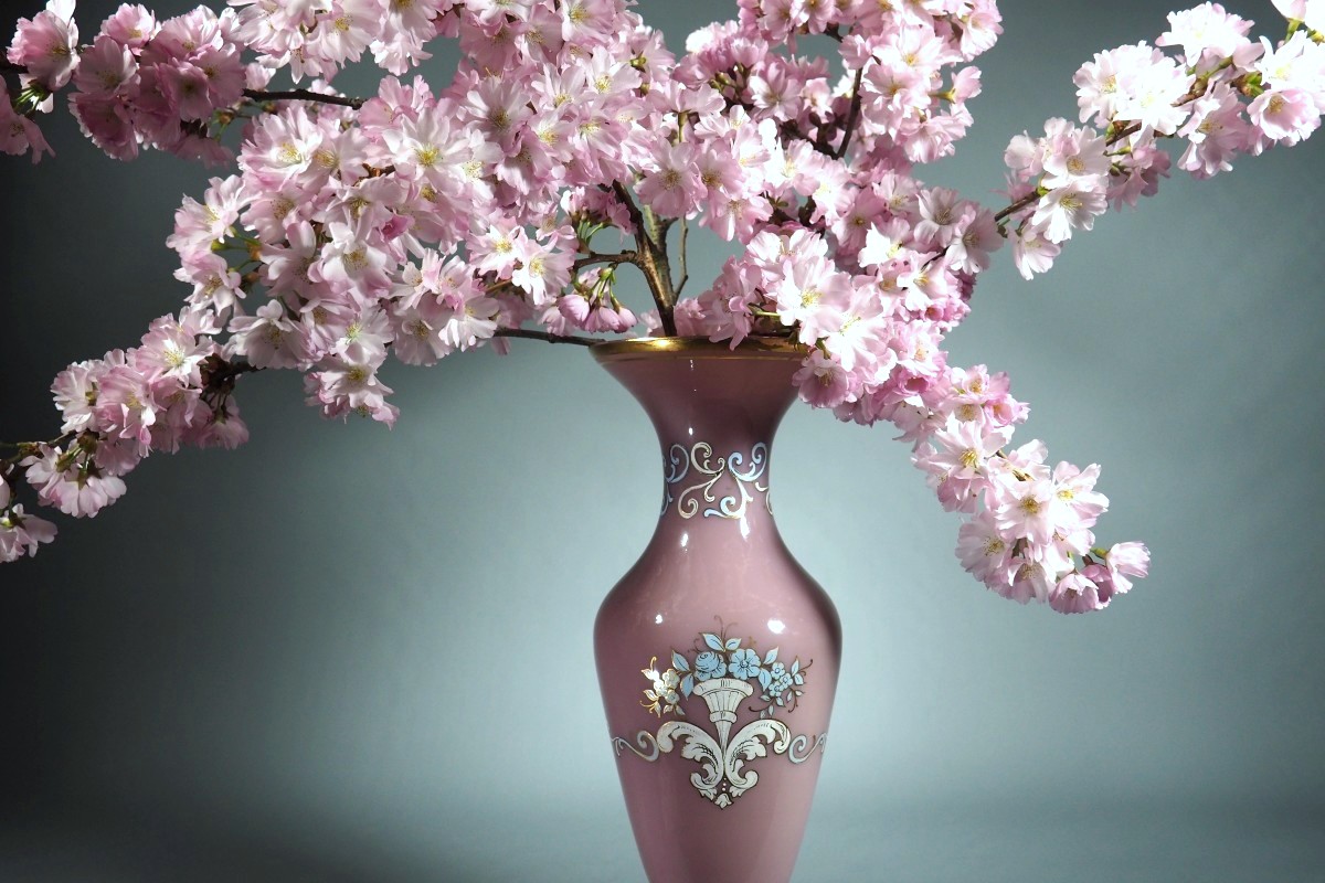 Vaso in opale rosa, periodo Carlo X (1824-1830) - Francia, decorazione a cornucopia