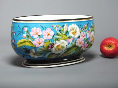 Cache-pot en porcelaine à décor floral  peint  - XIXe siècle – Image 4